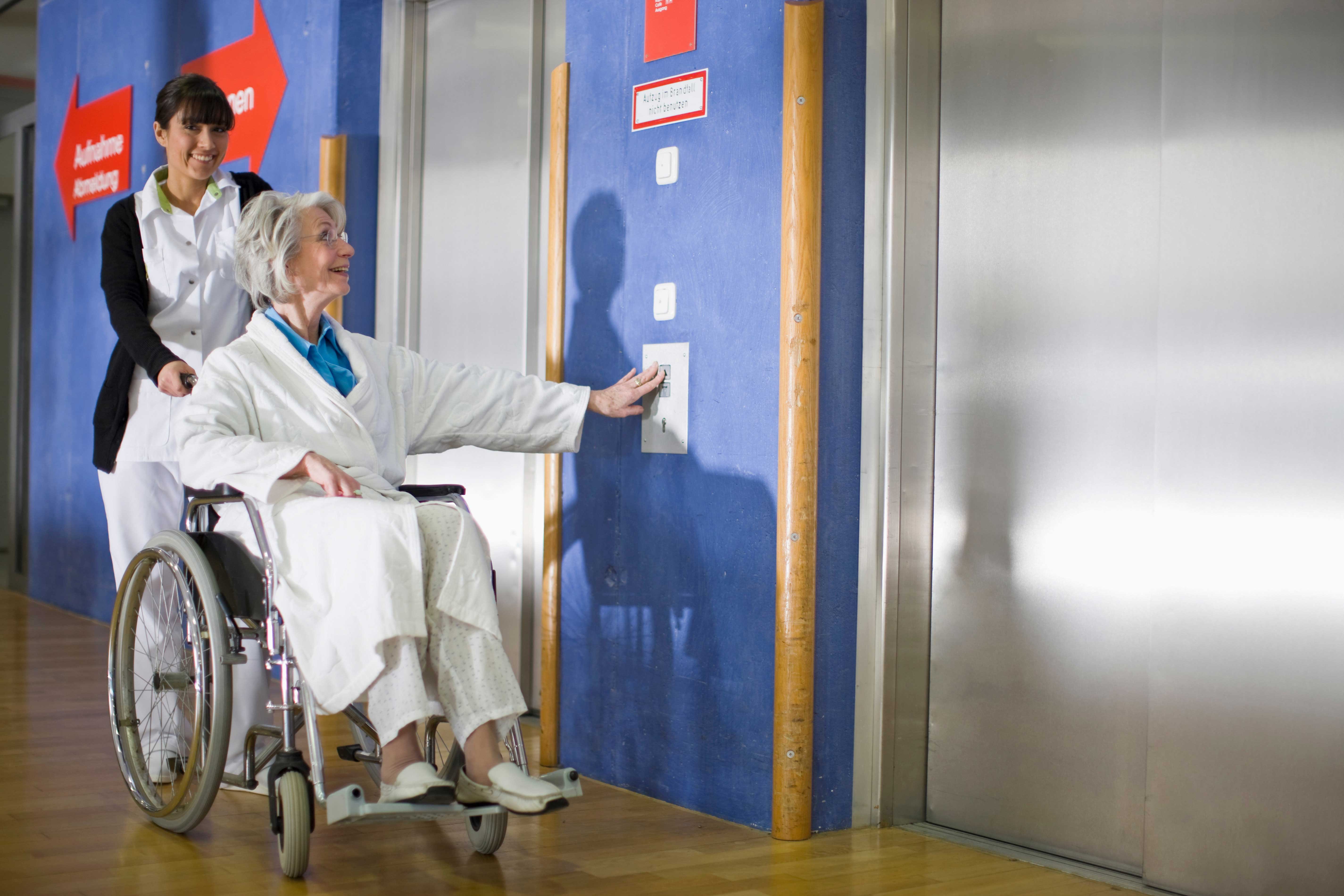 天颐老人之家、康久第二医院开展电梯应急演练